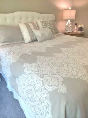 Elegant Lace-Print Duvet Cover in Light Gray and White
